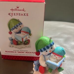 2013 Hallmark Snowman Reading is Snow much fun Ornament - Green, Blue & Red